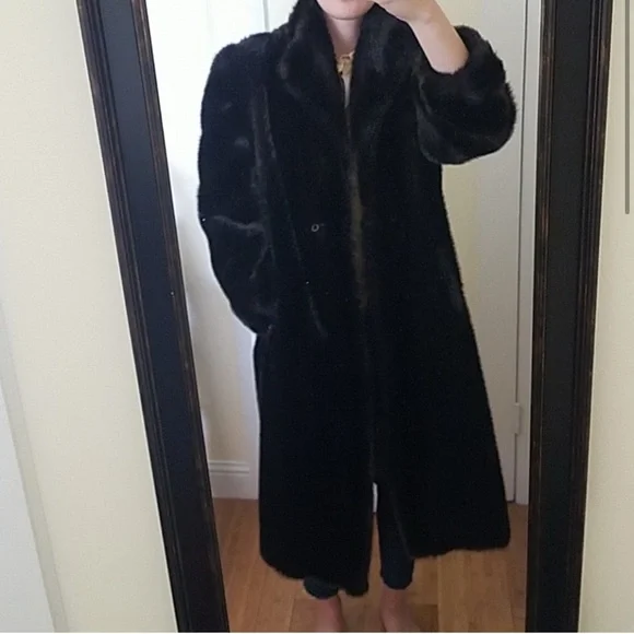 Elegant Black Fur Coat - Picture 3 of 5
